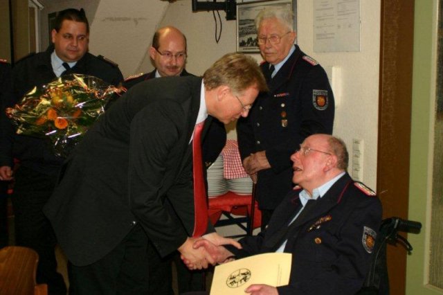 2012-02-11 -19- JHV FF BLtbg Ehrung R. Mueller (11)